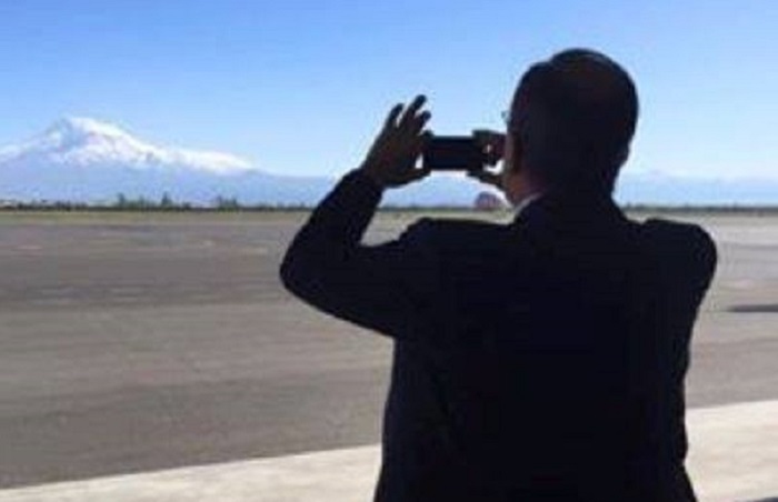 Lavrov takes the photo of Mount`Agri`from Yerevan -  Photo